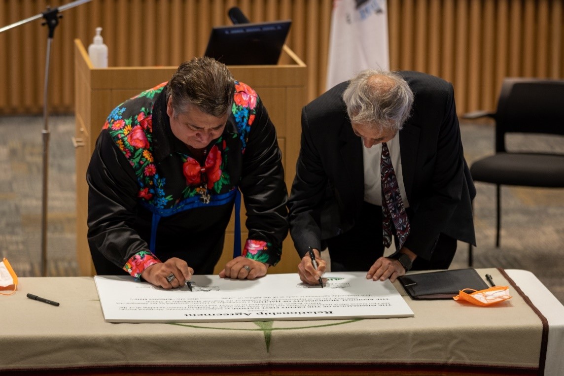 Ogimaa R. Stacey Laforme (left) and Halton Regional Chair Gary Carr (right) signing the Relationship Agreement at Halton Regional Centre on June 20.