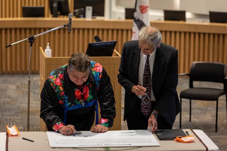 Ogimaa R. Stacey Laforme (left) and Halton Regional Chair Gary Carr (right) signing the Relationship Agreement at Halton Regional Centre on June 20.