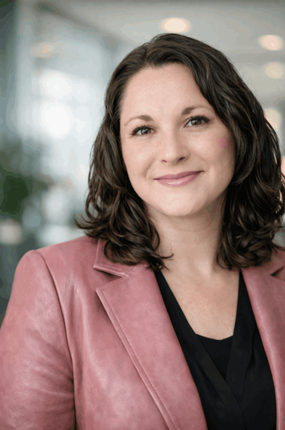A portrait of Amanda Calzolaio, a professional business speaker.